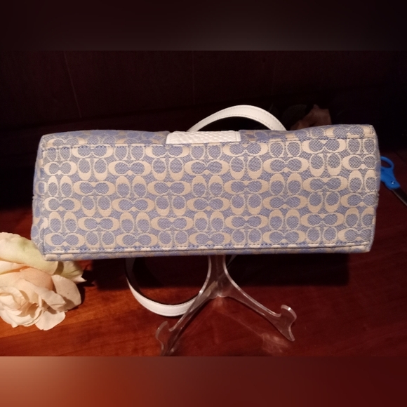 Coach Chambray Jacquard Tote. Color blue and ivory. With silver hardware. - Picture 5 of 11